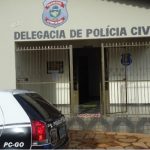 O estado de Goiás tem mais de 165 cidades sem delegados diz matéria do G1 e O Popular