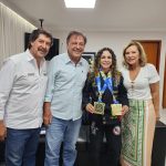 Atleta campeã mundial de jiu-jitsu visita o prefeito de Catalão em agradecimento pelo apoio financeiro do município