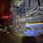 Duas pessoas morrem e 23 ficam feridas em acidente entre ônibus e caminhão na BR-020, em Formosa